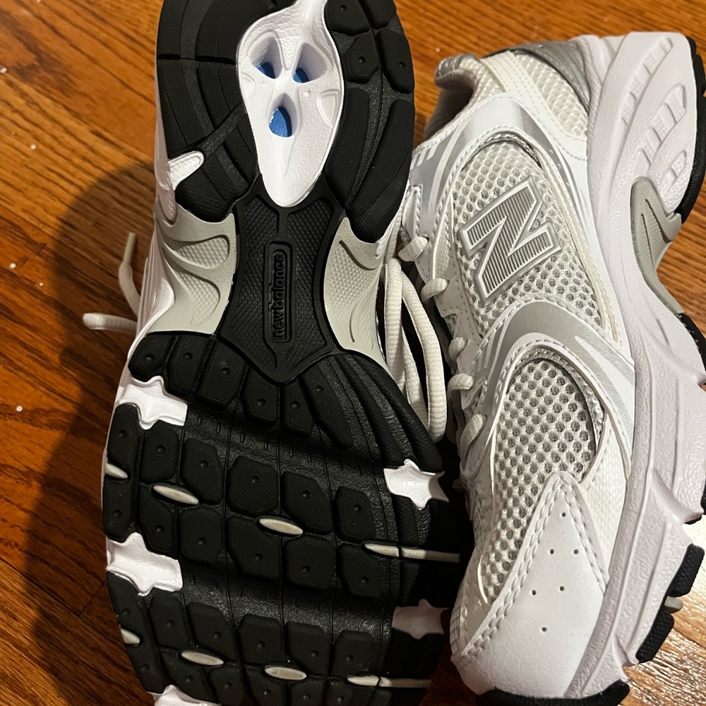 WORN ONCE New Balance Women’s 7 White, Gray and Black Mesh Sneakers